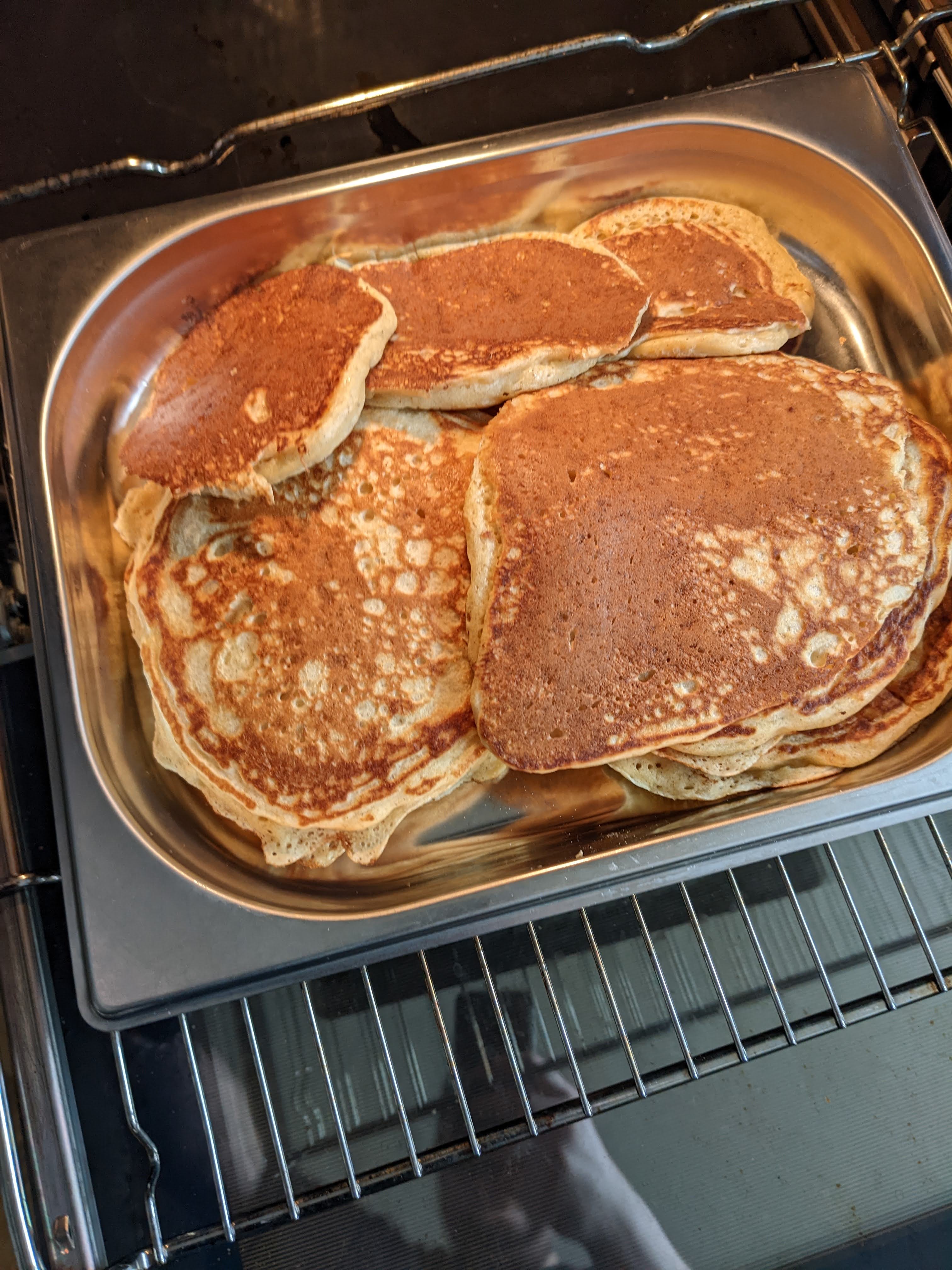 GN-Behälter voll mit frischen Pancakes